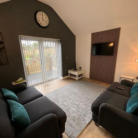 The Court Yard Apartment Чедър Екстериор снимка