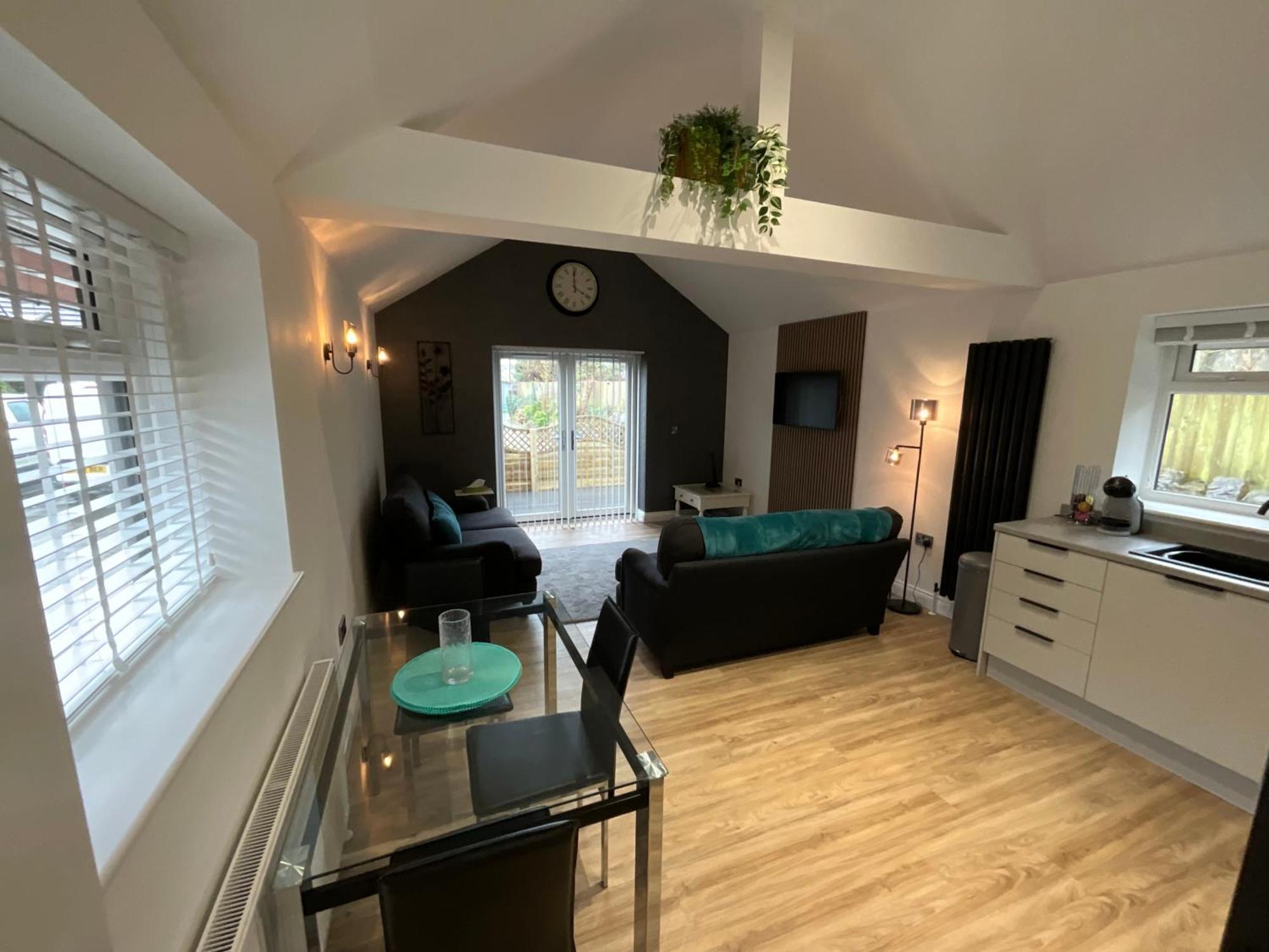 The Court Yard Apartment Чедър Екстериор снимка