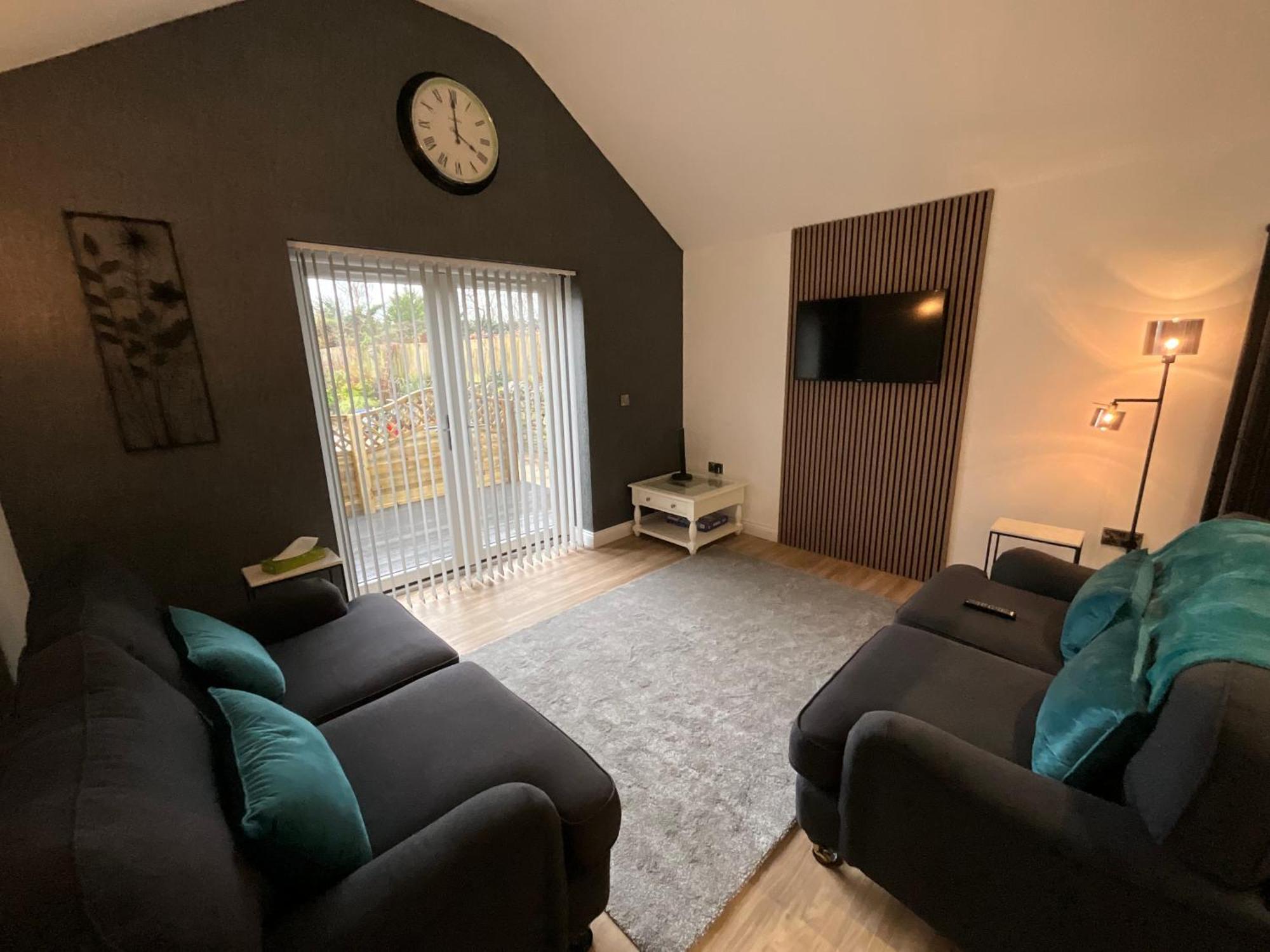 The Court Yard Apartment Чедър Екстериор снимка